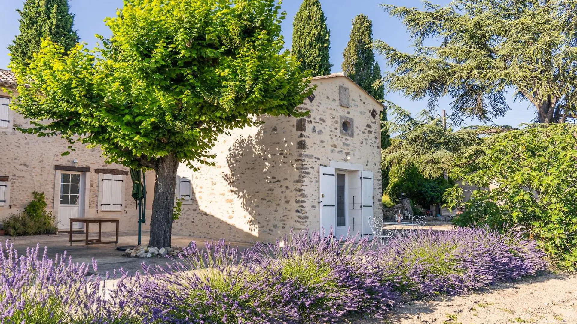 La Sainte-Croix: Traditional Provencal Retreat with Pool Vaison-la-Romaine